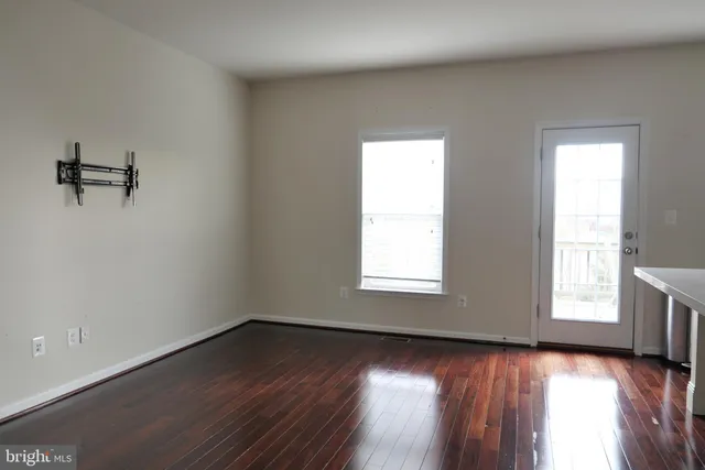 $3,300 | 25152 Sweet Myrtle Square, Aldie, VA 20105