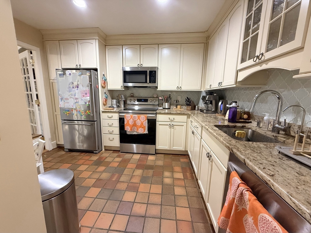 1083 Beacon Street, Unit 3 Brookline, MA 02446 - Photo 5 of 20