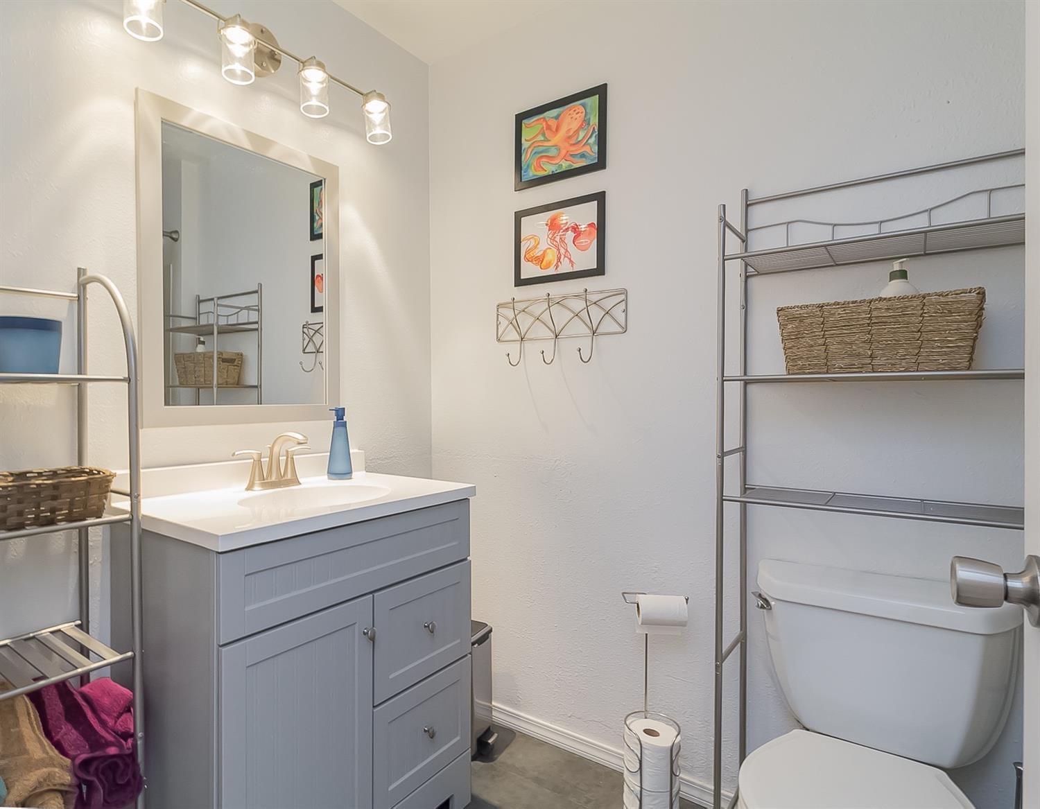 2800 Delta Waters Road Medford, OR 97504 - Photo 20 of 22 Guest Bathroom