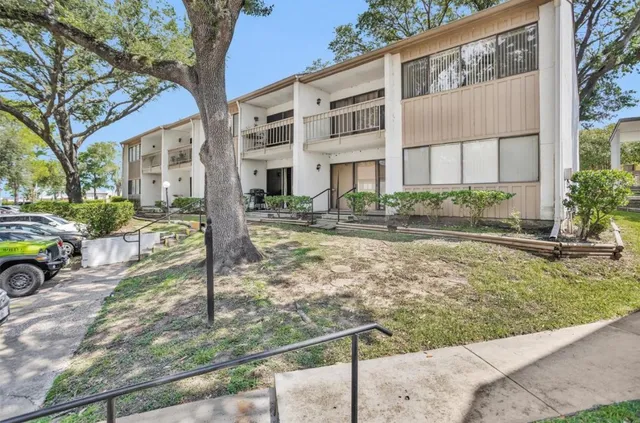 a view of a house with backyard