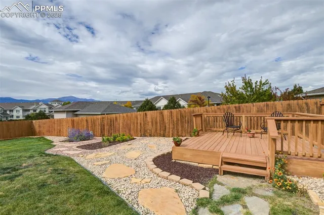 a view of a house with backyard and porch