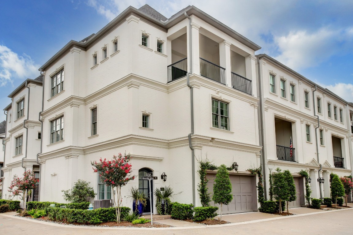 This corner unit offers the best for a lock & leave lifestyle with privacy and simple exterior maintenance
