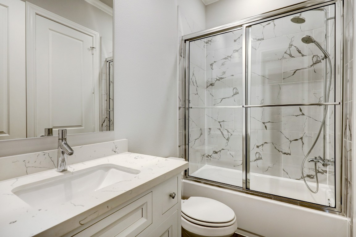 6103 Alexandra Grove Place Houston, TX 77055 - Photo 17 of 19 Full bathroom with shower & tub