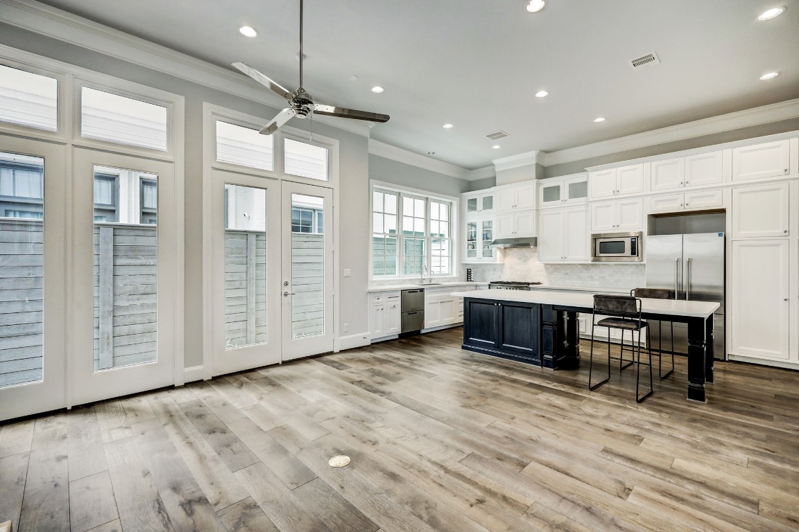 6103 Alexandra Grove Place Houston, TX 77055 - Photo 5 of 19 Open living area is light & bright surrounded by windows and open to the kitchen area