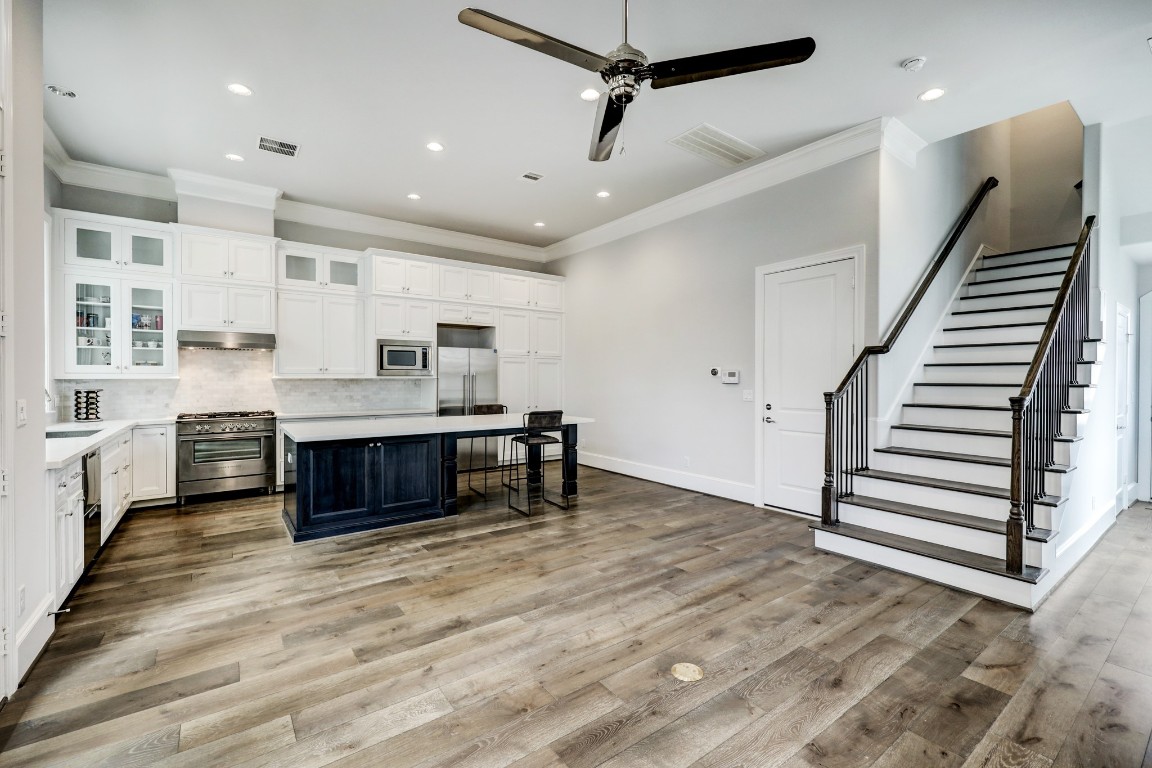6103 Alexandra Grove Place Houston, TX 77055 - Photo 6 of 19 Neutral finishes throughout offer a clean and timeless look