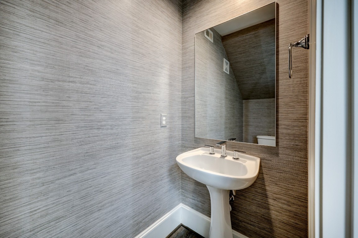 6103 Alexandra Grove Place Houston, TX 77055 - Photo 8 of 19 1st Floor - Powder bathroom