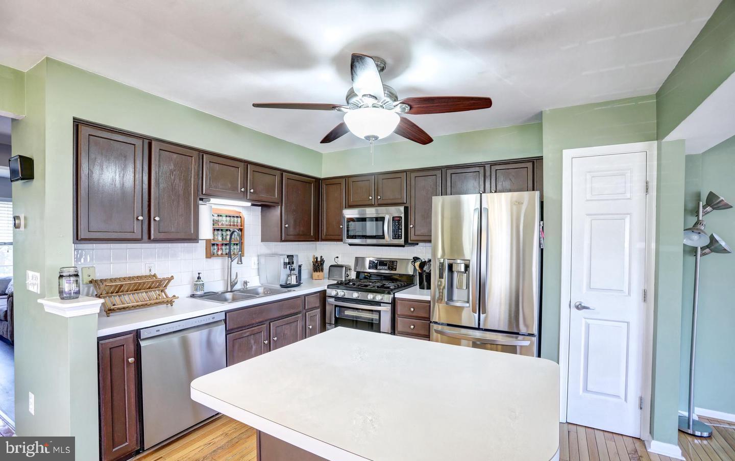 102 Cagney Terrace Southeast Leesburg, VA 20175 - Photo 8 of 26 a kitchen with cabinets a refrigerator and microwave