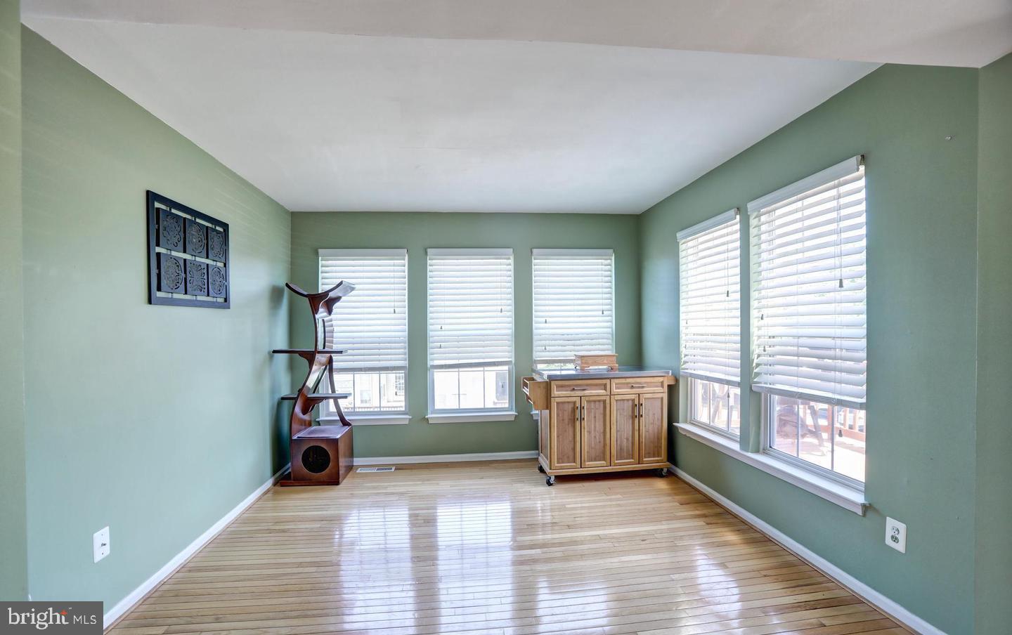 102 Cagney Terrace Southeast Leesburg, VA 20175 - Photo 10 of 26 a living room with furniture and large windows
