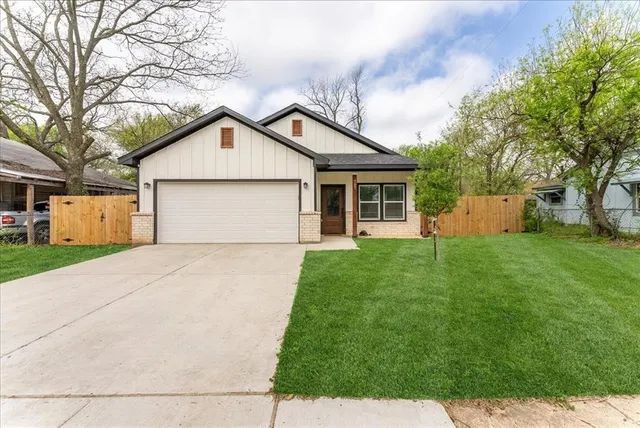 $295,000 | 707 North Wilhite Street, Cleburne, TX 76031