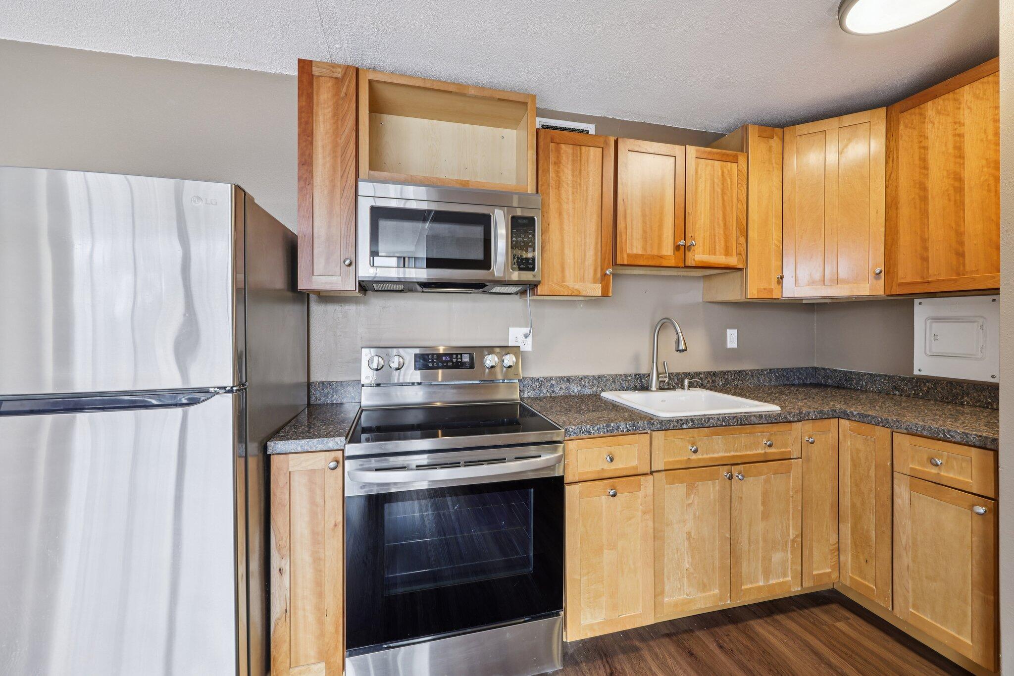 1409 North Prospect Avenue, Unit 302 Milwaukee, WI 53202 - Photo 7 of 19 6-web-or-mls-N Prospect Ave 302-S1702-00