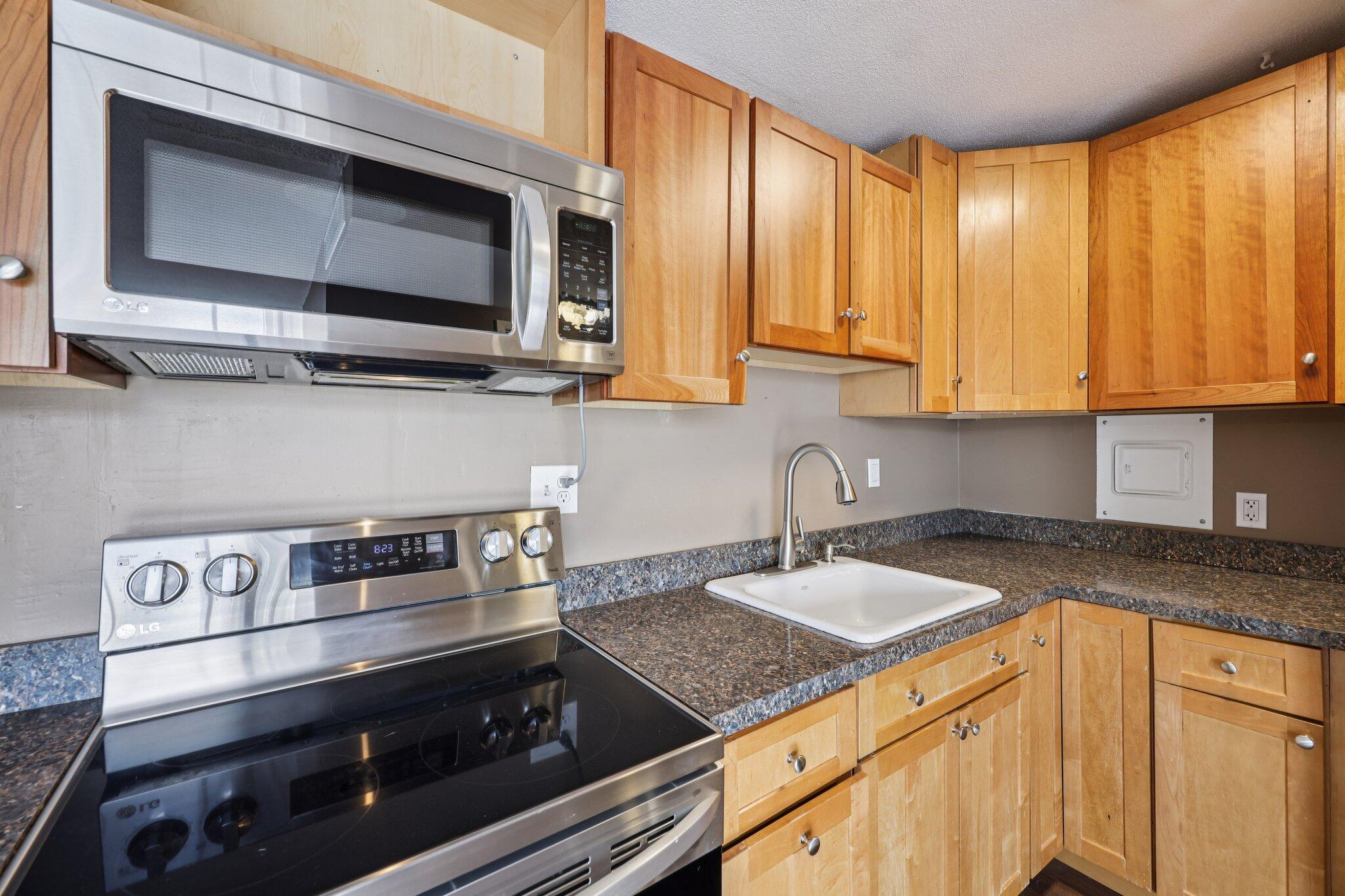 1409 North Prospect Avenue, Unit 302 Milwaukee, WI 53202 - Photo 9 of 19 8-web-or-mls-N Prospect Ave 302-S1702-00