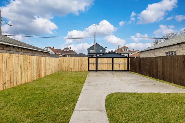 a view of a backyard