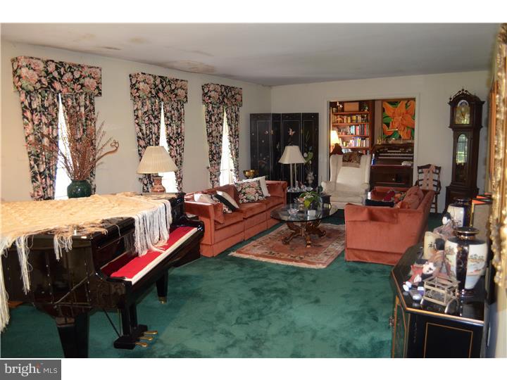 549 Mud Road Newtown, PA 18940 - Photo 2 of 25 Living Room