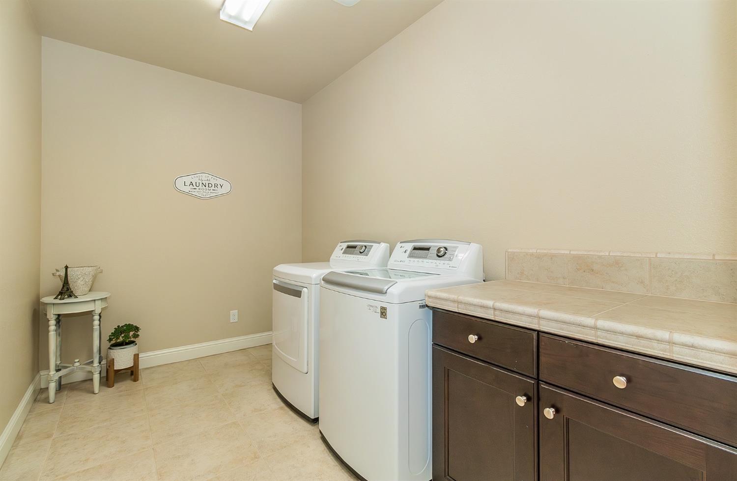 2610 Sample Avenue Clovis, CA 93611 - Photo 18 of 36 a utility room with dryer and washer