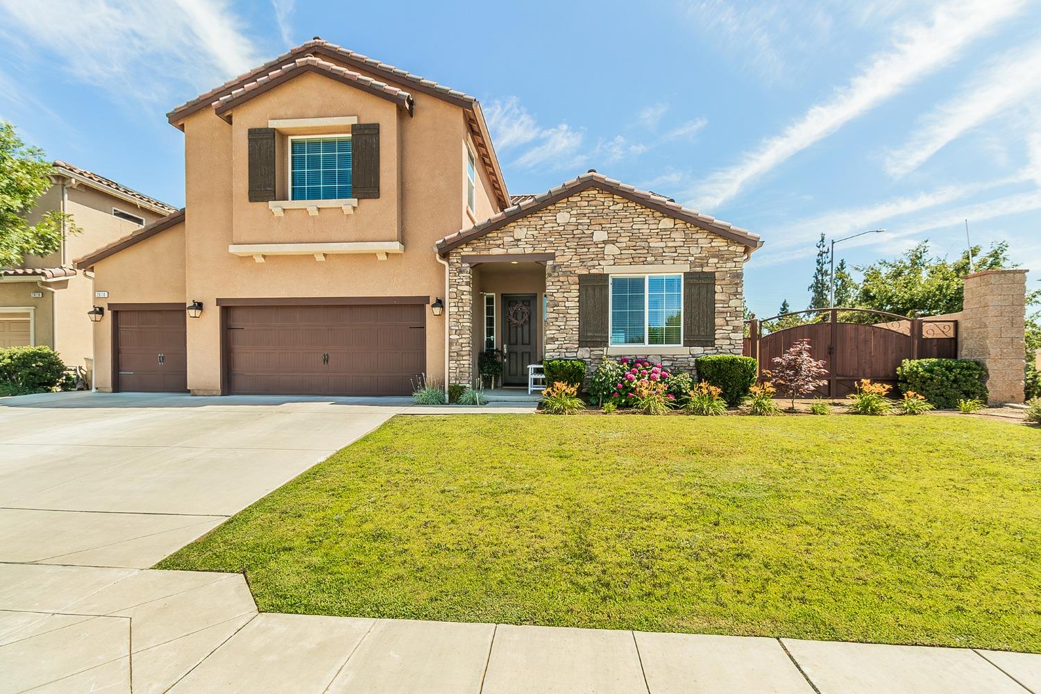 2610 Sample Avenue Clovis, CA 93611 - Photo 4 of 36 a front view of a house with yard