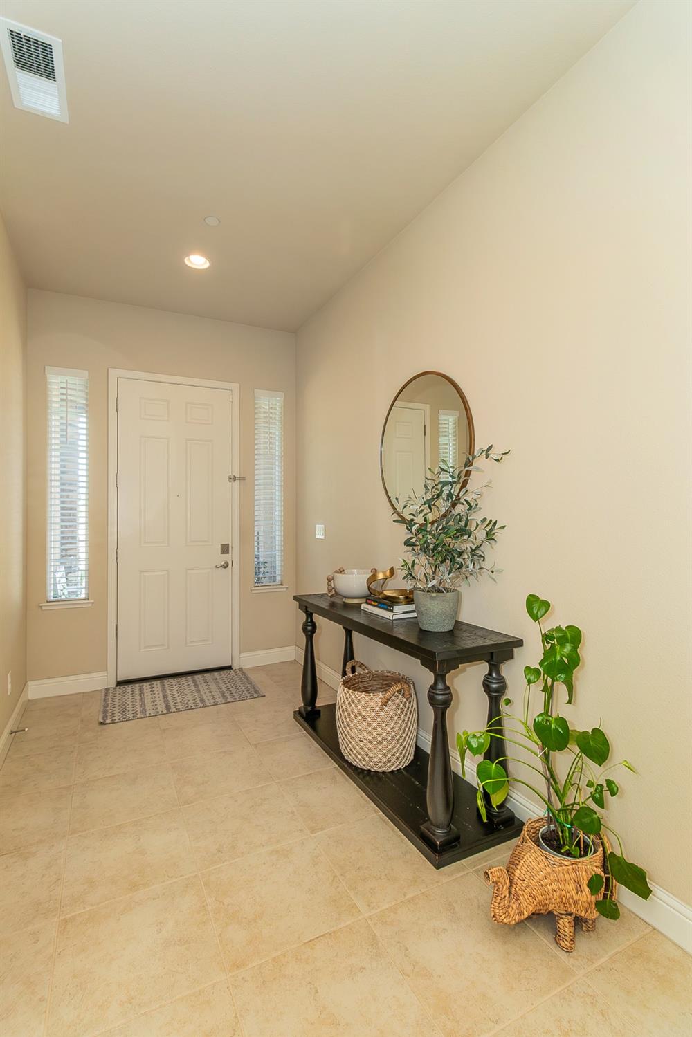 2610 Sample Avenue Clovis, CA 93611 - Photo 5 of 36 a view of a livingroom with furniture