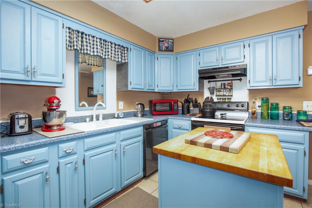 402 Roberts Farm Road Reidsville, NC 27320 - Photo 6 of 47