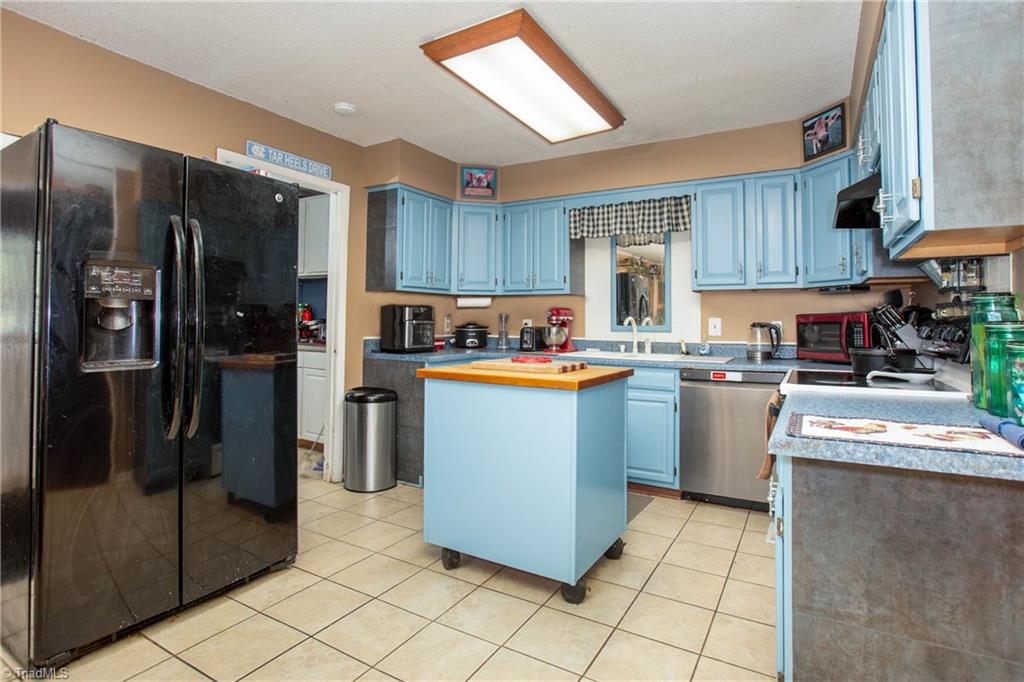 402 Roberts Farm Road Reidsville, NC 27320 - Photo 7 of 47
