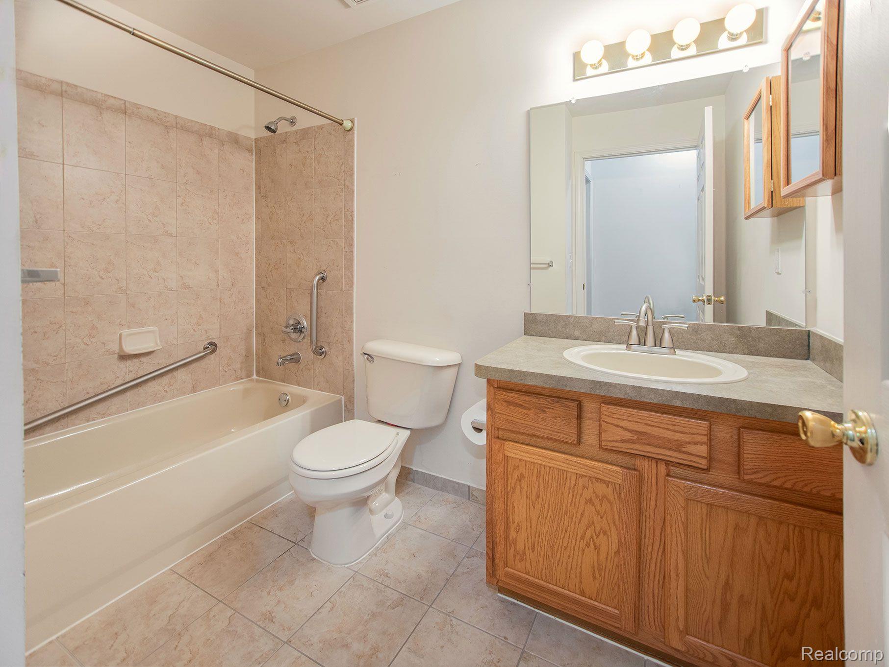 1722 Deepwood Circle Rochester, MI 48307 - Photo 15 of 21 2nd Full Bath with Tub and Shower