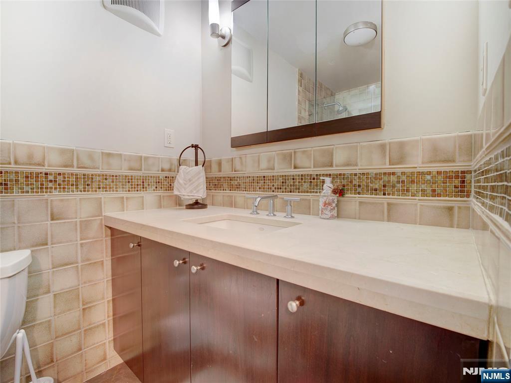 250 Gorge Road, Unit 8J Cliffside Park, NJ 07010 - Photo 19 of 36