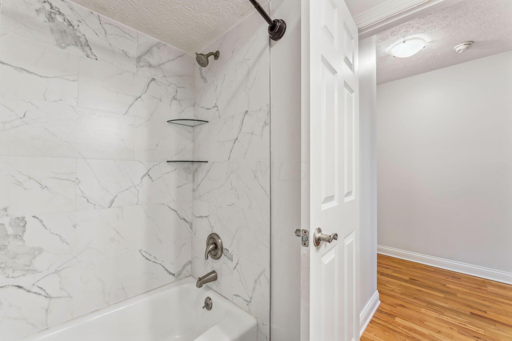 832 Palmer Road Columbus, OH 43212 - Photo 27 of 35 Full Bathroom