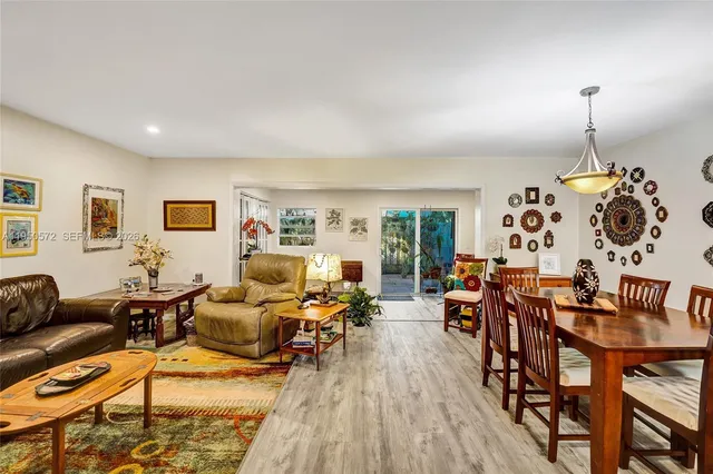 $388,800 | 3302 Farragut Street, Unit 5C, Hollywood, FL 33021