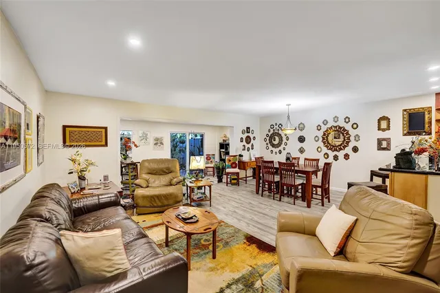 $388,800 | 3302 Farragut Street, Unit 5C, Hollywood, FL 33021