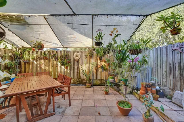 $388,800 | 3302 Farragut Street, Unit 5C, Hollywood, FL 33021