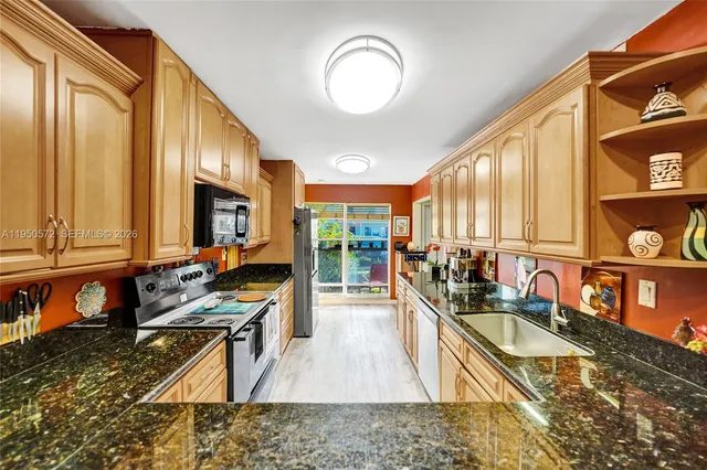 $388,800 | 3302 Farragut Street, Unit 5C, Hollywood, FL 33021