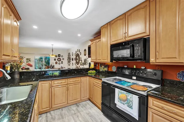 $388,800 | 3302 Farragut Street, Unit 5C, Hollywood, FL 33021