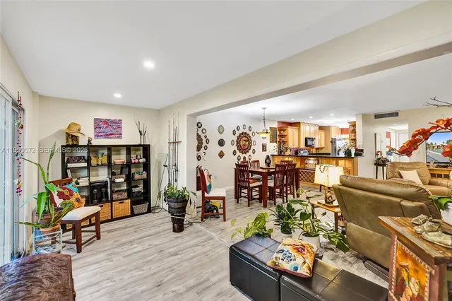 $388,800 | 3302 Farragut Street, Unit 5C, Hollywood, FL 33021