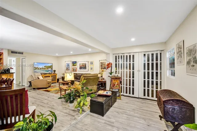 $388,800 | 3302 Farragut Street, Unit 5C, Hollywood, FL 33021