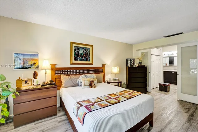 $388,800 | 3302 Farragut Street, Unit 5C, Hollywood, FL 33021