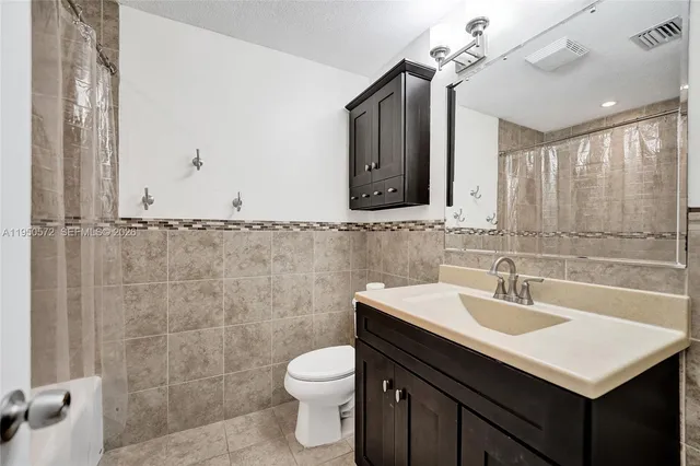 $388,800 | 3302 Farragut Street, Unit 5C, Hollywood, FL 33021