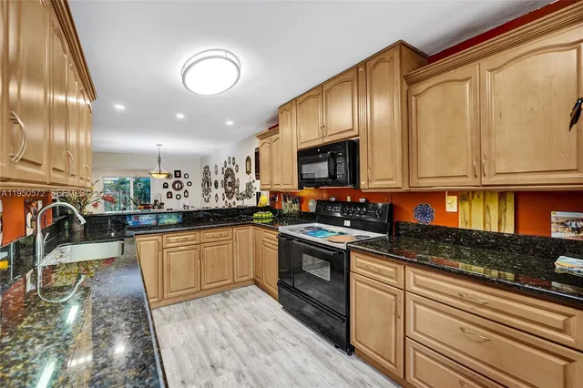 $388,800 | 3302 Farragut Street, Unit 5C, Hollywood, FL 33021