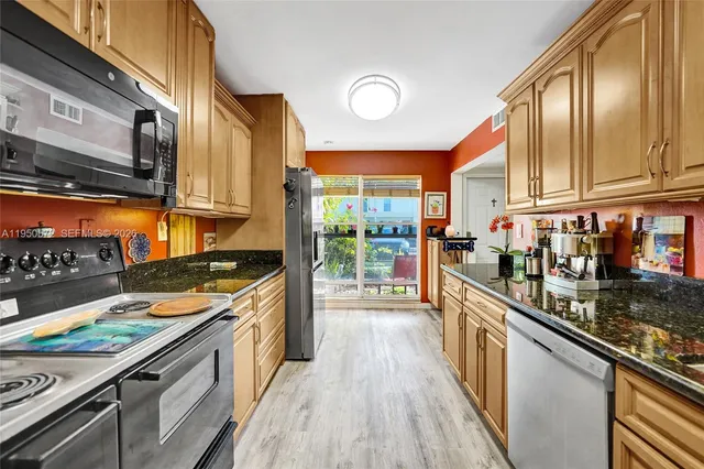 $388,800 | 3302 Farragut Street, Unit 5C, Hollywood, FL 33021