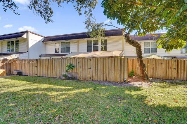 $388,800 | 3302 Farragut Street, Unit 5C, Hollywood, FL 33021