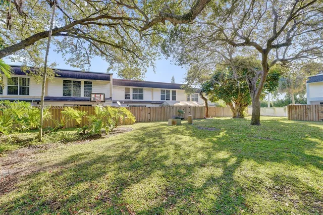 $388,800 | 3302 Farragut Street, Unit 5C, Hollywood, FL 33021