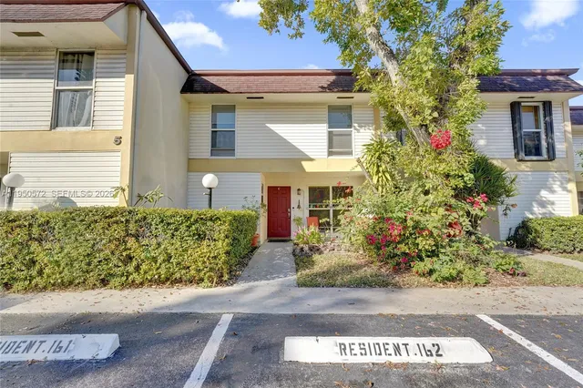 $388,800 | 3302 Farragut Street, Unit 5C, Hollywood, FL 33021