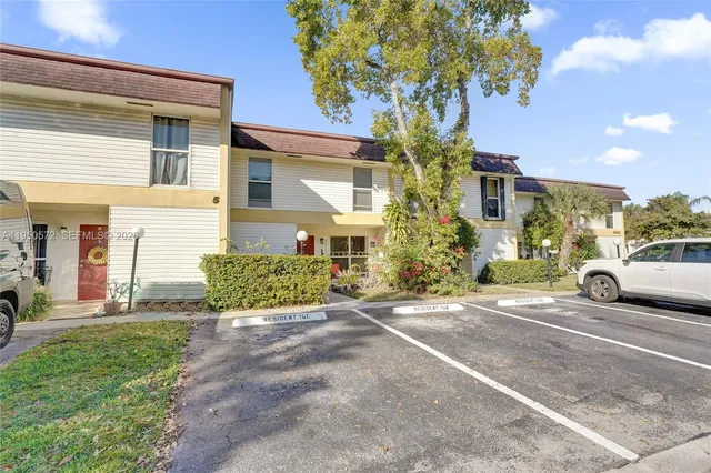 $388,800 | 3302 Farragut Street, Unit 5C, Hollywood, FL 33021