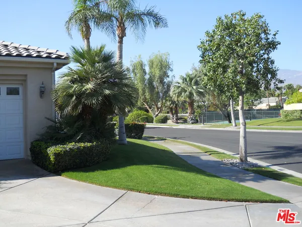 a view of a yard and a fountain