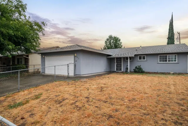 a view of a backyard