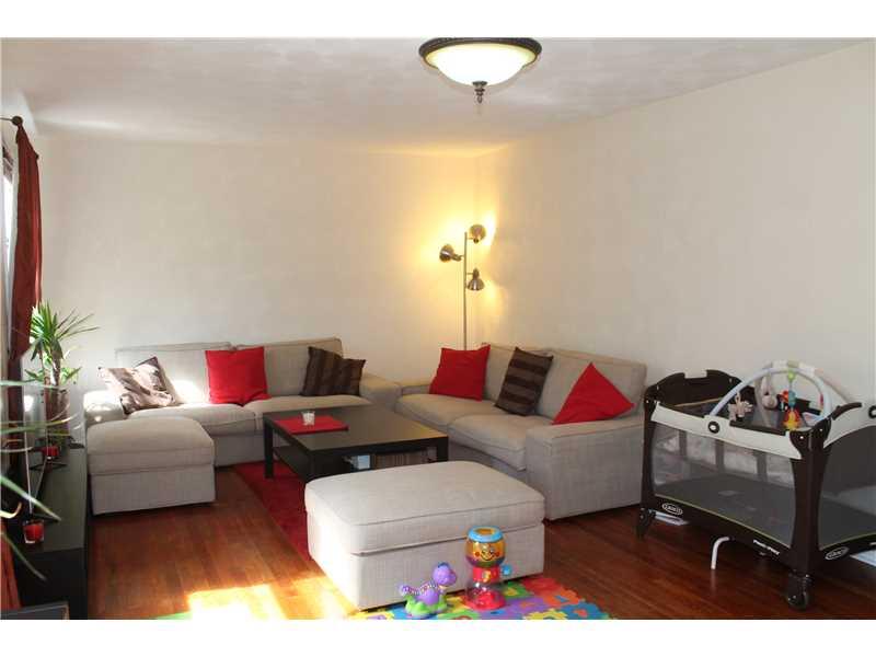 540 Roosevelt Road Pittsburgh, PA 15237 - Photo 2 of 25 Living Room.