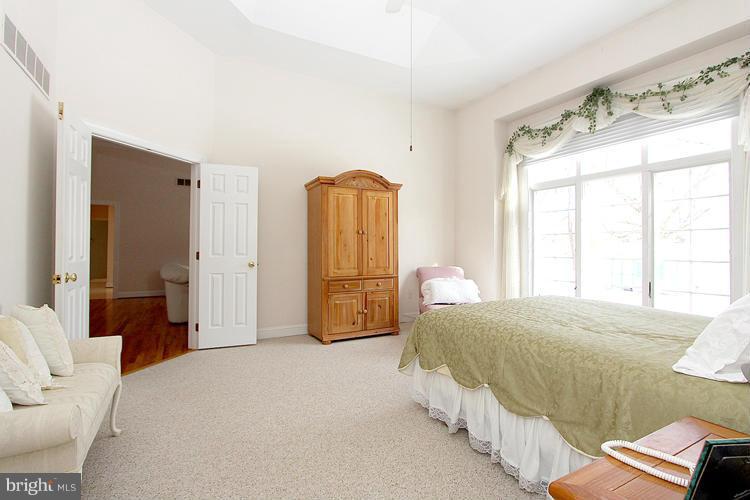 15619 Thompson Road Silver Spring, MD 20905 - Photo 14 of 27 MasterBedRm w/sitting area