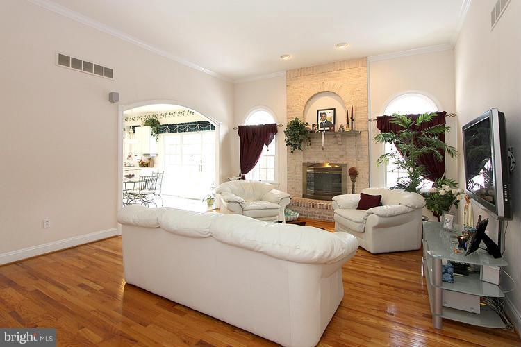 15619 Thompson Road Silver Spring, MD 20905 - Photo 6 of 27 Family Room w/gleaming hardwood floors