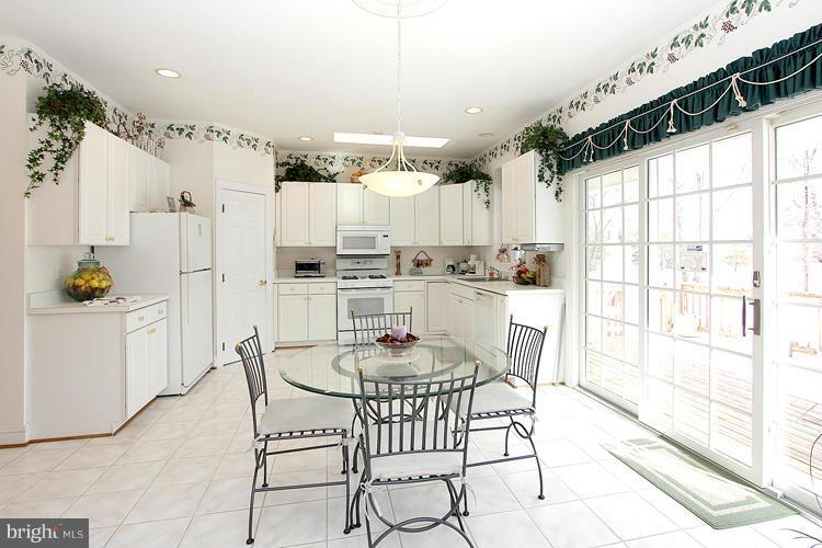 15619 Thompson Road Silver Spring, MD 20905 - Photo 8 of 27 Immaculate Eat-in Kitchen w/sliding doors to Deck