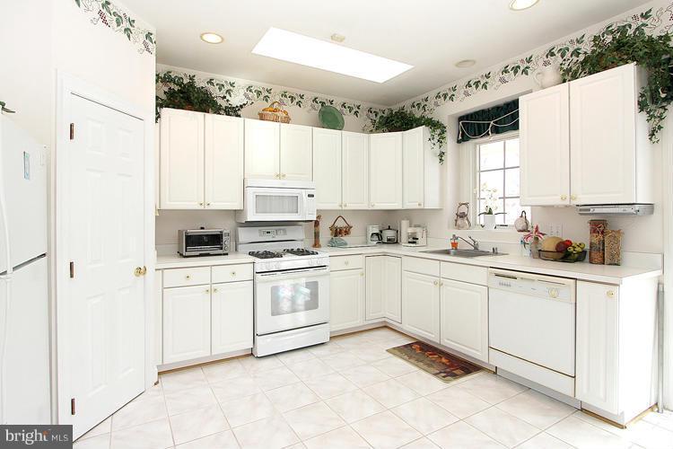 15619 Thompson Road Silver Spring, MD 20905 - Photo 9 of 27 Kitchen with lots of counter space