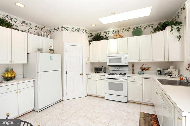 15619 Thompson Road Silver Spring, MD 20905 - Photo 10 of 27 Light-filled, Eat-in Kitchen w/Pantry