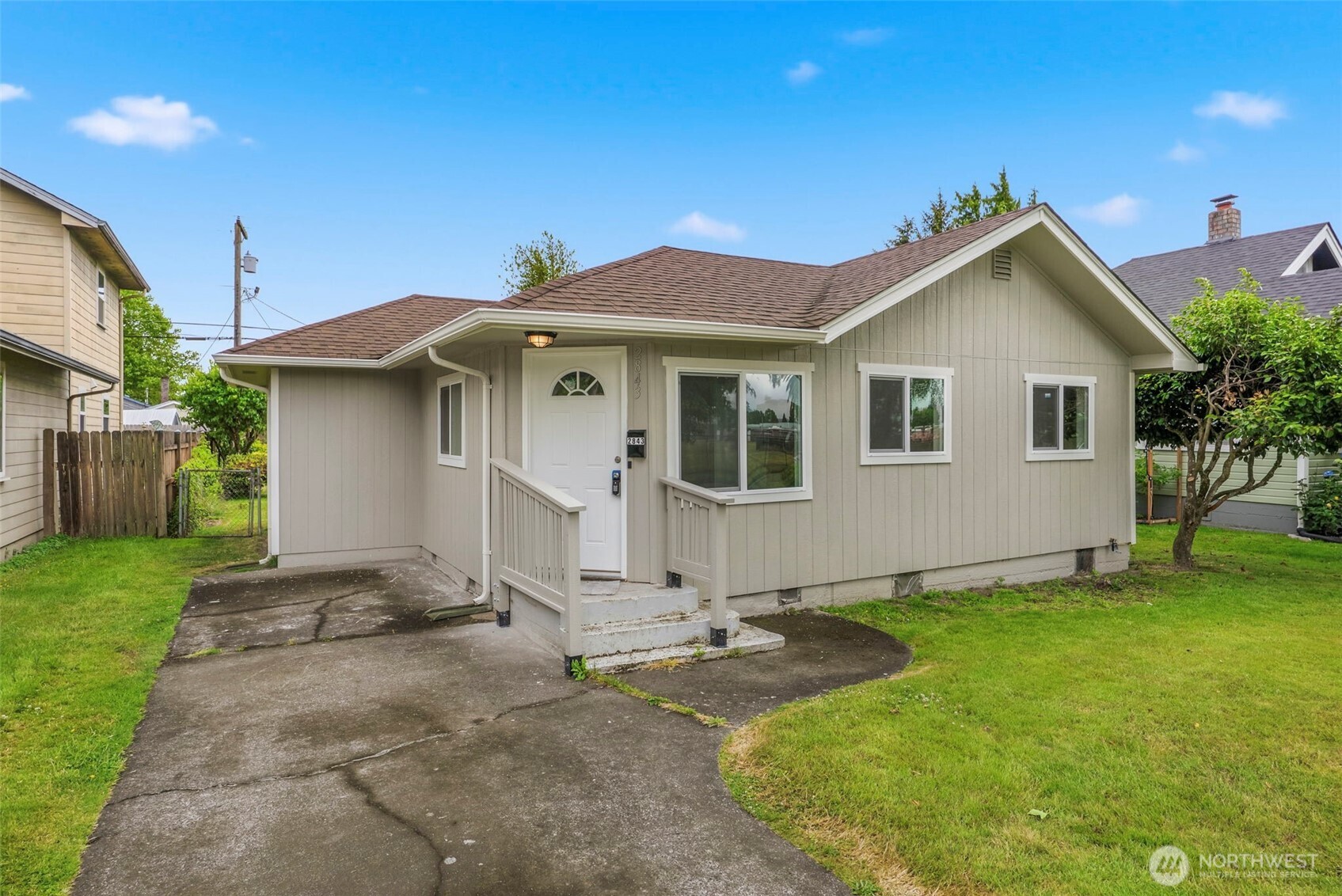 2843 Hemlock Street Longview, WA 98632 - Photo 2 of 35