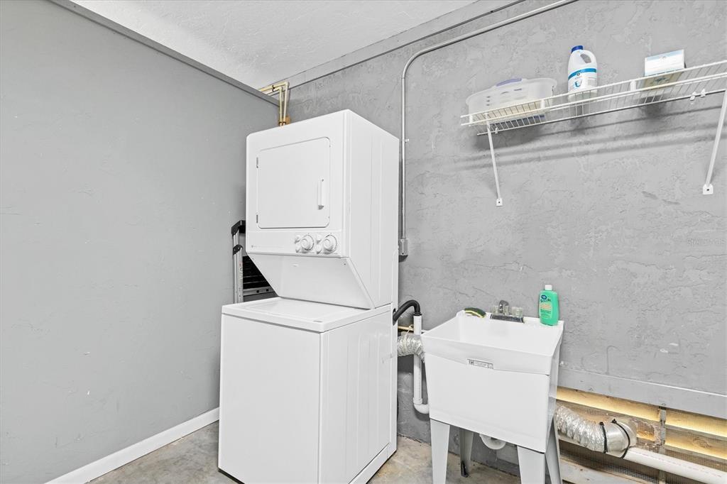 660 Cedars Court Longboat Key, FL 34228 - Photo 25 of 35 a utility room with dryer and washer